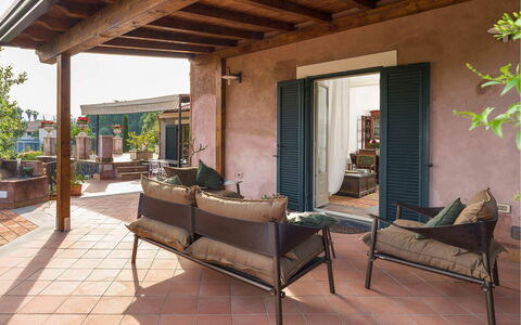 Villa Carosone: Meubilair, Stoel, Buitenmeubels, Bloempot, Verdieping, Schaduw, Kamerplant, Patio, Buitentafel, Balkon