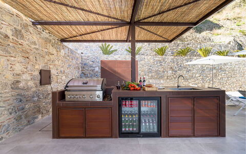 Villa Zafferano: Hout, Keuken, Beits, Countertop, Toestel Van De Keuken, Hardwood, Bloempot, Kamerplant, Patio, Major Appliance