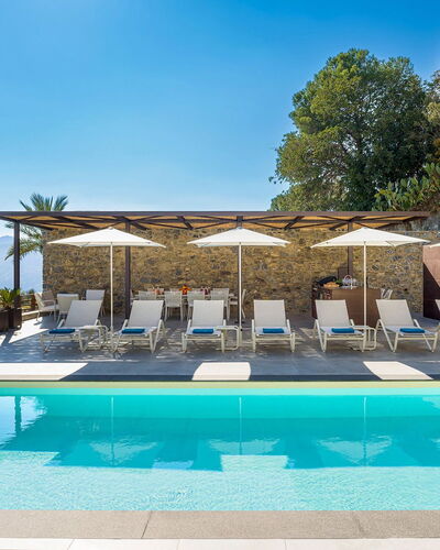 Villa Zafferano: Zwembad, Buitenmeubels, Toevlucht, Eco Hotel, Paraplu, Ligstoel, Stoel, Schaduw, Vrije Tijd, Hotel