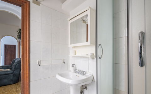 Da Federico, Apartment Genova Brignole: Muur, Interieur Ontwerp, Loodgieterswerkinrichting, Flooring, Verdieping, Wastafel In De Badkamer, Wastafel, Kamer, Badkamer, Loodgieter