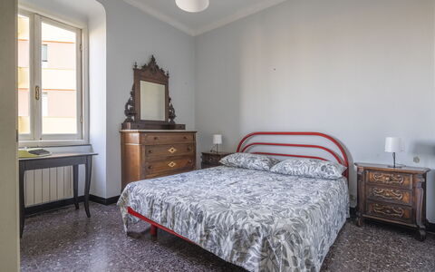 Da Federico, Apartment Genova Brignole: Slaapkamer, Bed, Laken, Flooring, Interieur Ontwerp, Verdieping, Bedding, Kamer, Bed Frame, Meubilair