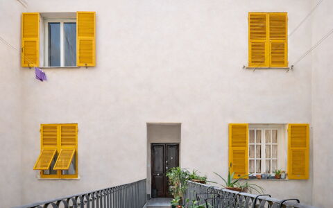 Da Federico, Apartment Genova Brignole: Geel, Muur, Samengesteld Materiaal, Raambekleding, Bloempot, Metaal, Balkon, Kamerplant, Beton, Venster Behandeling