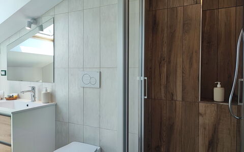 Casa Nadia: Badkamer, Flooring, Loodgieterswerkinrichting, Interieur Ontwerp, Verdieping, Muur, Wastafel In De Badkamer, Wastafel, Hout, Kraan