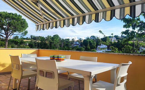 Casa Nadia: Meubilair, Stoel, Luifel, Buitenmeubels, Schaduw, Buitentafel, Keuken En Eettafel, Restaurant, Outdoor Structuur, Balkon