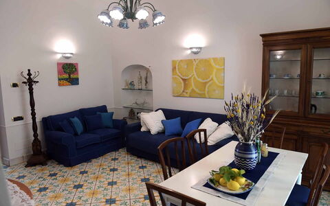 Casa Minori: Meubilair, Flooring, Interieur Ontwerp, Verdieping, Hout, Tafel, Woonkamer, Kamer, Bankstel, Stoel