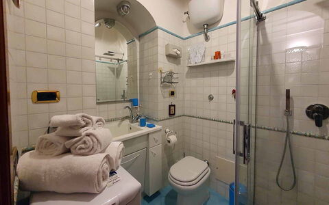 Casa Minori: Wastafel In De Badkamer, Badkamer, Loodgieterswerkinrichting, Wastafel, Kraan, Interieur Ontwerp, Flooring, Loodgieter, Verdieping, Spiegel
