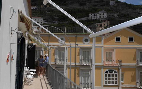 Casa Minori: Balkon, Metaal, Leuning, Baluster, Daylighting, Staal, Hek, Veranda, Aluminium