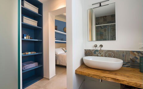 Villa Doddi: Flooring, Verdieping, Interieur Ontwerp, Muur, Hout, Loodgieterswerkinrichting, Wastafel In De Badkamer, Badkamer, Plafond, Kamer