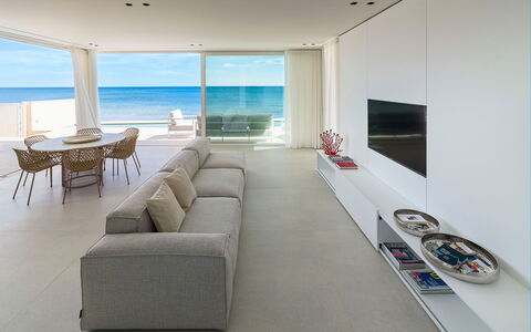 Villa Confini: Verdieping, Flooring, Zee, Bankstel, Woonkamer, Oceaan, Kust, Ontwerp, Strand