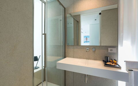 Villa Confini: Badkamer, Interieur Ontwerp, Loodgieterswerkinrichting, Flooring, Muur, Verdieping, Wastafel In De Badkamer, Kraan, Wastafel, Spiegel