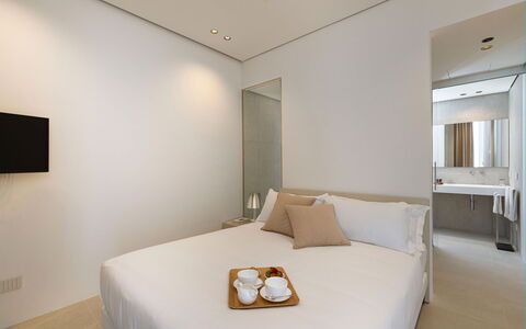 Villa Confini: Interieur Ontwerp, Muur, Bed, Verdieping, Slaapkamer, Flooring, Hout, Meubilair, Laken, Bedding