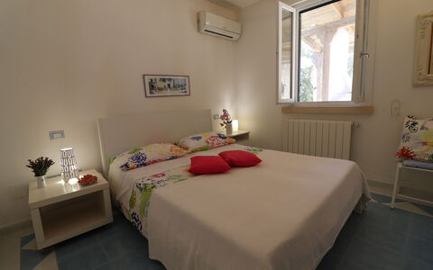 Villa Patrizia Otranto: Deluxe Countryside Retreat: Meubilair, Bed, Muur, Slaapkamer, Interieur Ontwerp, Verdieping, Flooring, Laken, Hout, Bedding