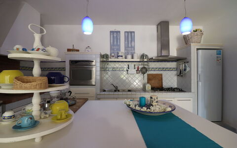 Villa Patrizia Otranto: Deluxe Countryside Retreat: Meubilair, Interieur Ontwerp, Keuken, Verlichting, Flooring, Tafel, Kamer, Countertop, Stoel, Plafond