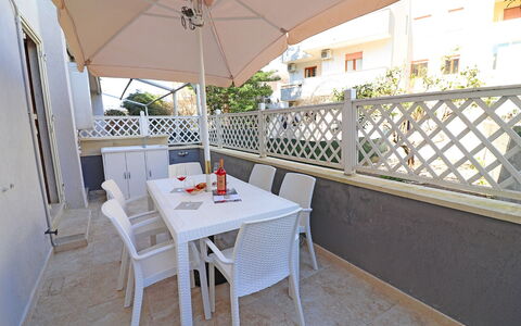 Luisa: Flooring, Verdieping, Meubilair, Buitenmeubels, Stoel, Buitentafel, Balkon, Schaduw, Keuken En Eettafel, Beits