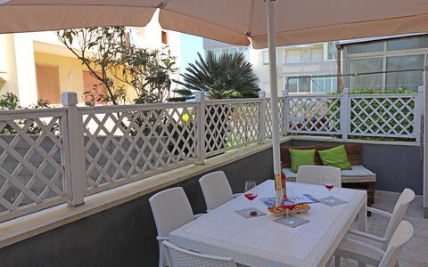 Luisa: Meubilair, Buitenmeubels, Verdieping, Stoel, Flooring, Tafel, Interieur Ontwerp, Buitentafel, Schaduw, Balkon