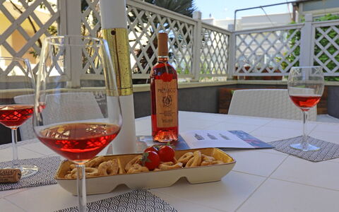 Luisa: Tableware, Fles, Drinkware, Meubilair, Tafel, Glaswerk, Voedsel, Barware