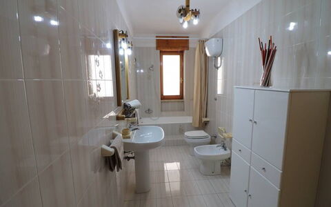 Ludovica: Flooring, Wastafel In De Badkamer, Loodgieterswerkinrichting, Verdieping, Wastafel, Badkamer, Interieur Ontwerp, Kraan, Wc Bril, Loodgieter