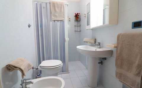 Ludovica: Flooring, Verdieping, Loodgieterswerkinrichting, Interieur Ontwerp, Wastafel, Wastafel In De Badkamer, Badkamer, Kraan, Kamer, Loodgieter