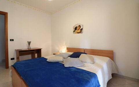 Ludovica: Meubilair, Verdieping, Interieur Ontwerp, Bed, Flooring, Slaapkamer, Hout, Kamer, Laken, Plafond