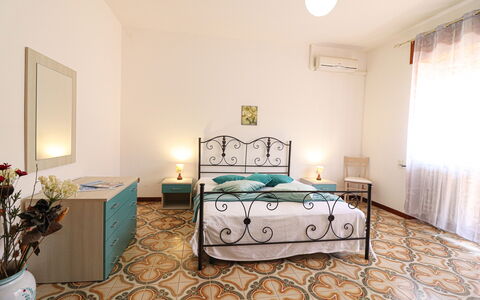 Isabel: Meubilair, Flooring, Verdieping, Interieur Ontwerp, Kamer, Slaapkamer, Plafond, Bed, Verlichting, Appartement