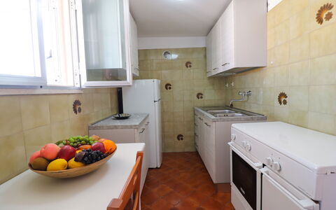 Isabel: Keuken, Toestel Van De Keuken, Countertop, Major Appliance, Flooring, Hout, Verdieping, Cabinetry, Gootsteen, Interieur Ontwerp