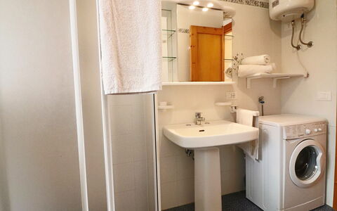 Cecilia: Flooring, Loodgieterswerkinrichting, Wastafel In De Badkamer, Verdieping, Wastafel, Interieur Ontwerp, Badkamer, Kraan, Kamer, Loodgieter