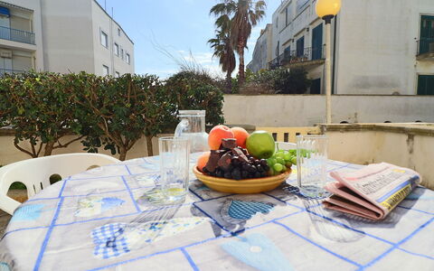 Cecilia: Meubilair, Tafelkleed, Tafel, Stoel, Buitenmeubels, Voedsel, Serveware, Buitentafel, Dishware, Fruit