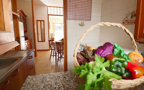 Cecilia: Hout, Keuken, Countertop, Interieur Ontwerp, Meubilair, Toestel Van De Keuken, Kamer, Beits, Cabinetry, Natuurlijke Voedingsmiddelen