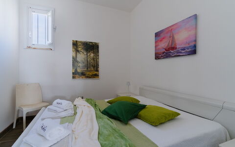 Azzurra: Muur, Slaapkamer, Bed, Verdieping, Meubilair, Interieur Ontwerp, Flooring, Laken, Bedding, Kamer