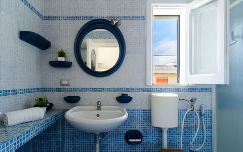 Azzurra: Blauw, Wastafel In De Badkamer, Loodgieterswerkinrichting, Interieur Ontwerp, Badkamer, Wastafel, Kraan, Flooring, Verdieping, Loodgieter