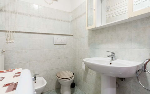 Milena: Flooring, Verdieping, Interieur Ontwerp, Loodgieterswerkinrichting, Kamer, Wastafel, Toilet, Plafond, Loodgieter, Badkamer