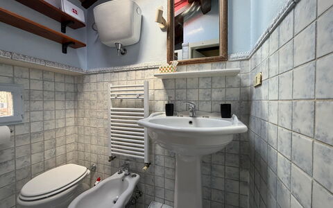 Terrazzino Margherita: Muur, Loodgieterswerkinrichting, Wc Bril, Wastafel, Kraan, Badkamer, Loodgieter, Toilet, Wastafel In De Badkamer, Tegel