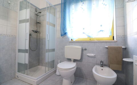 Lucia: Badkamer, Loodgieterswerkinrichting, Flooring, Wc Bril, Toilet, Verdieping, Interieur Ontwerp, Kraan, Wastafel, Loodgieter