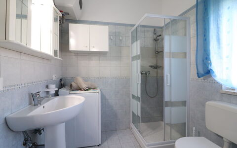 Lucia: Loodgieterswerkinrichting, Wastafel In De Badkamer, Badkamer, Flooring, Verdieping, Wastafel, Interieur Ontwerp, Kraan, Toilet, Loodgieter
