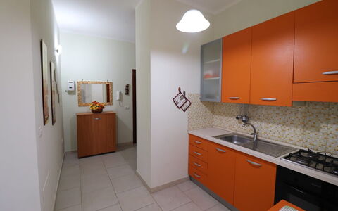 Lucia: Keuken, Countertop, Flooring, Hout, Toestel Van De Keuken, Major Appliance, Interieur Ontwerp, Cabinetry, Verdieping, Meubilair