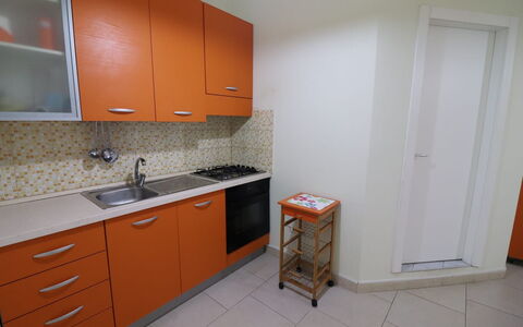 Lucia: Keuken, Toestel Van De Keuken, Major Appliance, Countertop, Flooring, Hout, Gootsteen, Verdieping, Cabinetry, Interieur Ontwerp