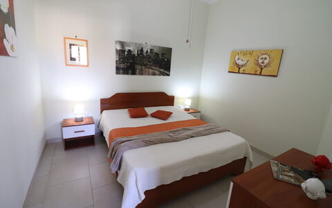Lucia: Meubilair, Hout, Verdieping, Flooring, Interieur Ontwerp, Bed, Slaapkamer, Kamer, Laken, Bedding