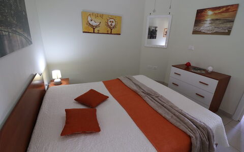 Lucia: Meubilair, Bed, Slaapkamer, Hout, Interieur Ontwerp, Laken, Verdieping, Flooring, Kamer, Bedding