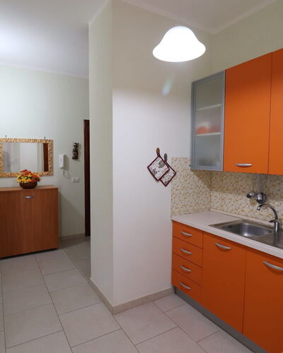 Lucia: Keuken, Countertop, Flooring, Hout, Toestel Van De Keuken, Major Appliance, Interieur Ontwerp, Cabinetry, Verdieping, Meubilair