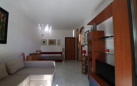 Noemi'S House in Otranto: Flooring, Meubilair, Verdieping, Interieur Ontwerp, Hout, Bankstel, Woonkamer, Kamer, Plafond, Verlichting