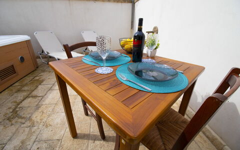 Coclea Heritage Suites: Meubilair, Hout, Tafel, Stoel, Buitenmeubels, Buitentafel, Eetkamer, Beits, Keuken En Eettafel, Hardwood