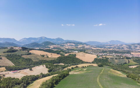 Villa Felice, Private Pool and Hills: Bergachtig Landvormen, Groen, Heuvel, Natuurlijk Landschap, Grasland, Berg, Hoogland, Ecoregio, Landschap, Horizon
