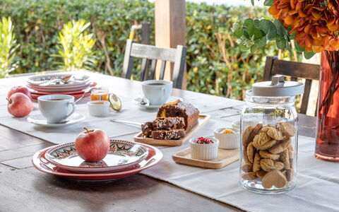 Casale Dolcemare: Voedsel, Tableware, Serveware, Ingrediënt, Tafel, Dishware, Drinkware, Meubilair, Bord, Fruit