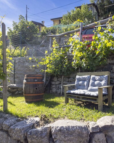 Valtellina 645: Stenen Muur, Bloempot, Tuin, Kamerplant, Flagstone, Landscaping, Buitenmeubels, Schaduw, Backyard