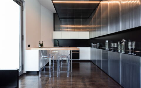 Villa Bilor Luxe: Interieur Ontwerp, Meubilair, Flooring, Keuken, Plafond, Verdieping, Verlichting, Countertop, Stoel, Toestel Van De Keuken