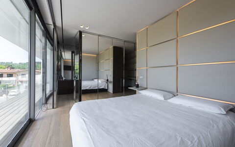 Villa Bilor Luxe: Interieur Ontwerp, Verdieping, Flooring, Bed, Slaapkamer, Appartement, Glas, Bed Frame, Daylighting, Bedding