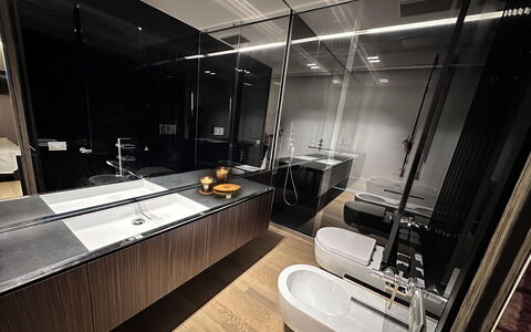 Villa Bilor Luxe: Interieur Ontwerp, Flooring, Loodgieterswerkinrichting, Verdieping, Badkamer, Loodgieter, Wastafel In De Badkamer, Kraan, Verlichting, Badkamerkast