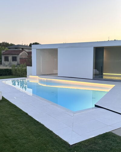 Villa Bilor Luxe: Zwembad, Samengesteld Materiaal, Schaduw, Tuin, Landscaping, Landgoed, Villa, Ontwerp, Werf, Toevlucht