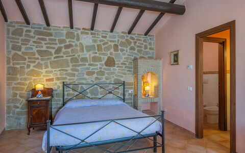 Il Giuncheto Apartments, Pool, Umbrian Countryside: Meubilair, Interieur Ontwerp, Flooring, Verdieping, Bed, Plafond, Slaapkamer, Kamer, Huis, Bedding