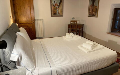 Borgo Antico, Pool, Barberino del Mugello: Slaapkamer, Bed, Hout, Laken, Bedding, Meubilair, Interieur Ontwerp, Bed Frame, Kamer, Verdieping